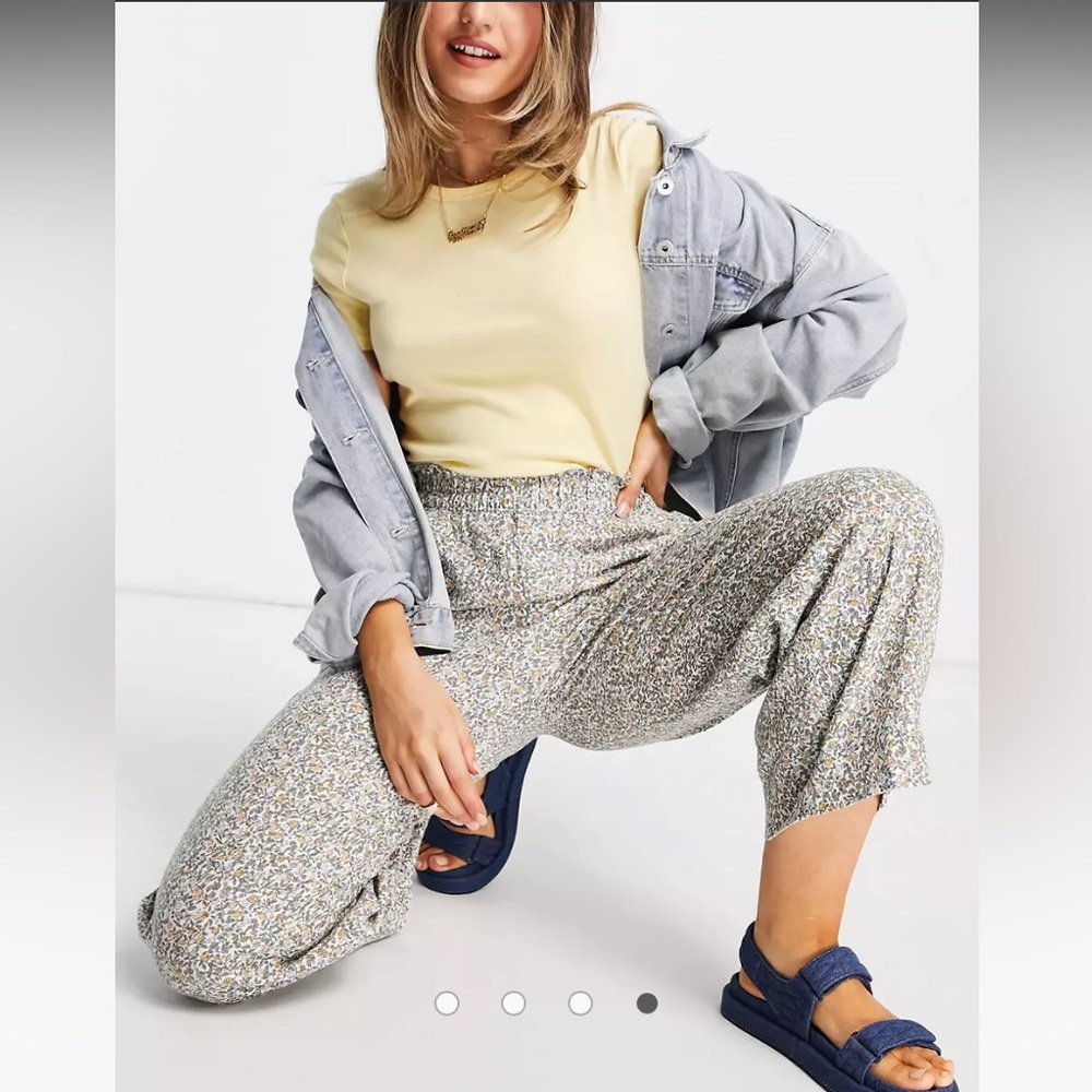 Abercrombie & Fitch pull on wide leg pants in floral print XS